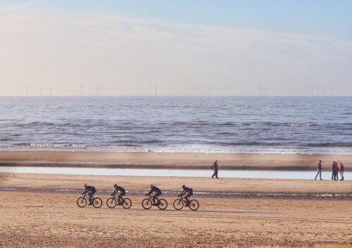 Fietsen op de het strand fietsen, beach, cycling, cyclists, fietsen op het strand, fietsen in katwijk aan zee
