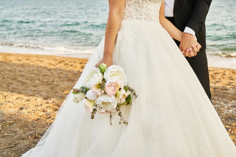 Bruid en bruidegom, bruidspaar, trouwen, wedding, strandpaviljoen, strand