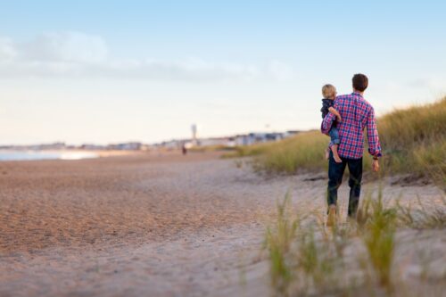 Wandelen met kind op strand en duinen Wandelen met kind op strand en duinen