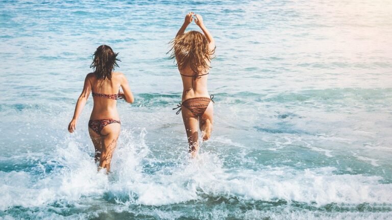 zwemmen, swim, women, friends, beach