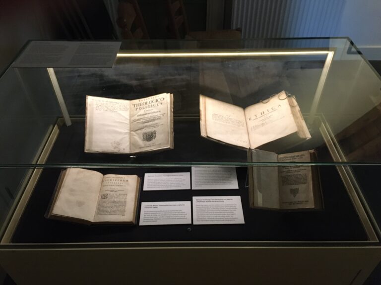 Museum Het Spinozahuis binnen, zien