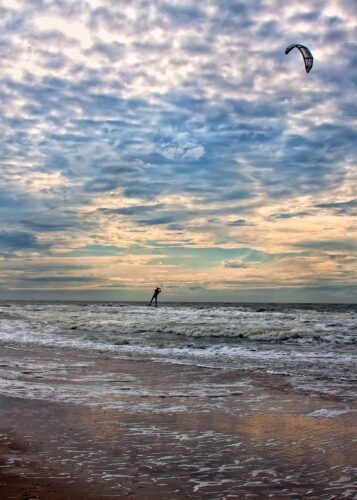 kitesurfer-kitesurfing-dragon-960947 kitesurfer, kitesurfing, dragon-960947.jpg